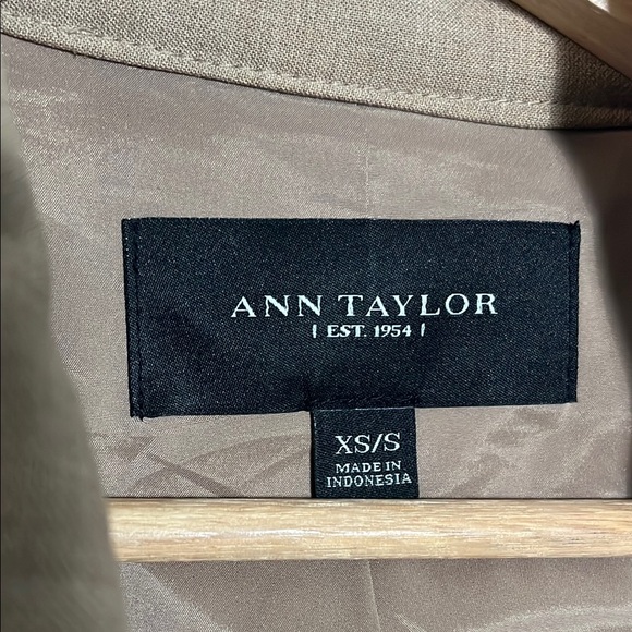 Ann Taylor Women's Tan Cape Sleeve Trench Coat - Picture 2 of 9